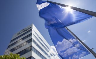 Fahnen vor der Konzernzentrale